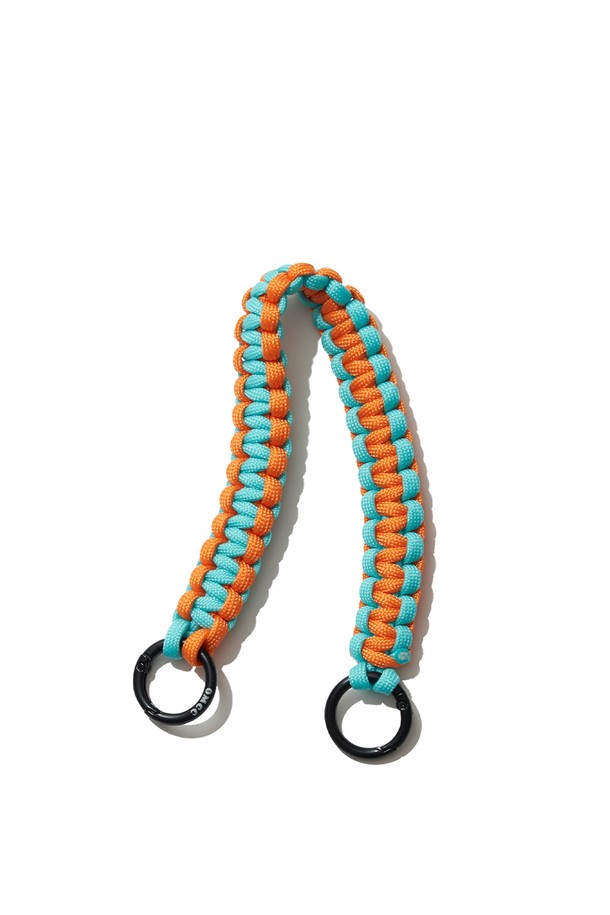 [OMCC] 가방 스트랩 멀티 가방소품고리 끈은 폴리에스테르와 파라코드로 제작된 핸드메이드 여성 가방 스트랩입니다. 믹스 위빙 패턴과 투톤 디자인이 특징이며, 30cm 길이의 탈부착 가능한 원형 링이 달려 있어 스포티하고 캐주얼한 스타일을 연출합니다. 일상 및 아웃도어 활동에서 가방에 포인트를 더할 수 있으며, 바다, 산, 도시 등 다양한 환경에서 활용 가능합니다.
