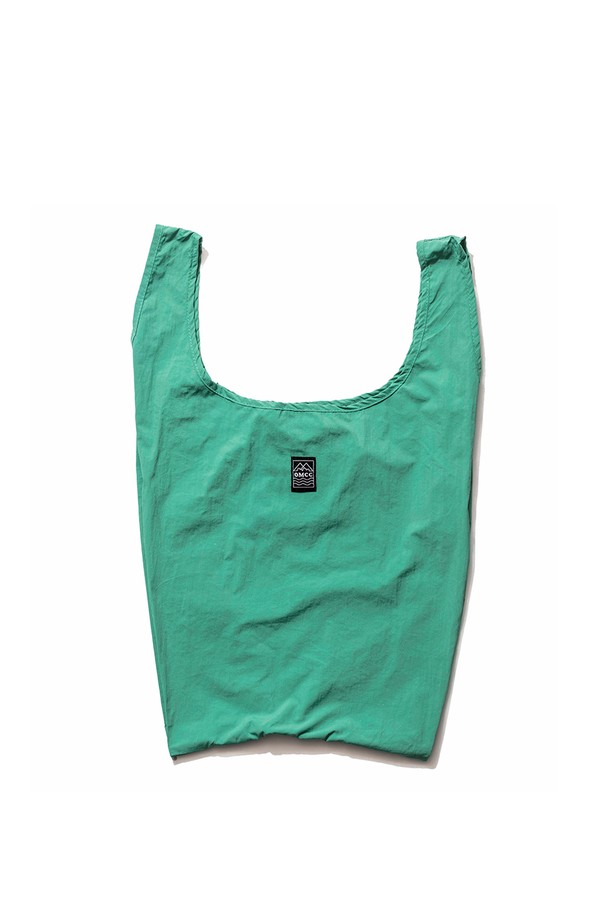 [OMCC] 에코백 미니 사이즈 장바구니 일상 쇼퍼백 M은 여성용 가방으로, 가볍고 실용적인 나일론 소재로 제작되어 넉넉한 수납력을 자랑합니다. 미니 사이즈에 사각 모양으로 디자인되었으며, 햇핑크, 그린 머스터드 핑크, 퍼플 세 가지 색상 중 선택할 수 있습니다. 양면 발수 가공과 접이식 기능, 지퍼백 수납이 가능하여 일상 및 쇼핑 시 편리하게 사용할 수 있는 베이직하고 캐주얼한 스타일의 에코백입니다.
