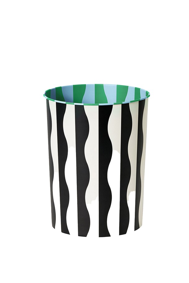 두산 디자이너의 시그니처 플라워 패턴이 돋보이는 [에어리어웨어] 패턴 빈 휴지통입니다. 틴플레이트 소재에 양면 패턴 디자인을 적용하여 실내 어디에나 감각적인 포인트를 더합니다. 미디엄 사이즈로 넉넉한 수납 공간을 제공하며, 장식용뿐만 아니라 실용성까지 갖춘 다용도 휴지통입니다.
