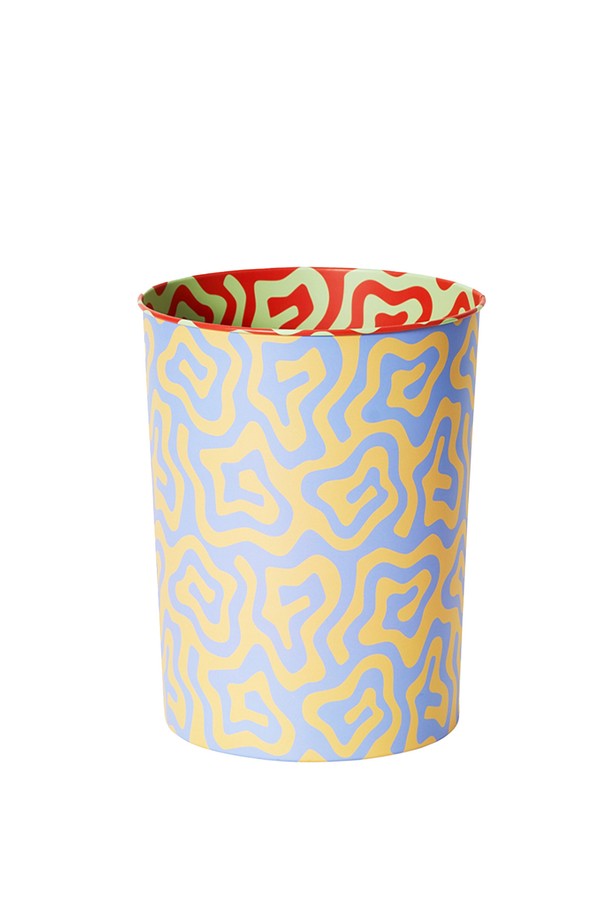 [에어리어웨어] 패턴 빈 휴지통은 양철 소재로 제작되었으며, 미디엄 사이즈에 내부와 외부에 양귀비 꽃무늬가 프린트되어 있습니다. 디자이너 두산 두멘의 감각적인 프린트가 돋보이는 이 휴지통은 수납 기능을 갖춘 심미적 디자인으로, 건조하고 서늘한 곳에서 보관해야 합니다. 기능성과 디자인을 모두 만족시키는 실용적인 아이템입니다.
