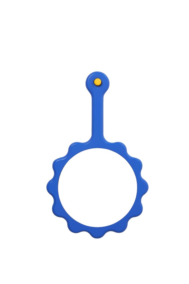 [에어리어웨어] 썬플라워 미러 손거울은 화사한 옐로우와 블루 컬러의 플라워 패턴, 썬플라워 디자인이 돋보이는 뷰티 소품입니다. MDF와 유리를 사용하여 제작되었으며, 벽걸이 기능과 손거울 기능을 동시에 제공하여 인테리어 장식과 화장 모두에 활용할 수 있습니다. 미디엄 사이즈로 제작되었으며, 벽걸이 후크가 포함되어 있어 긍정적인 분위기를 연출합니다.
