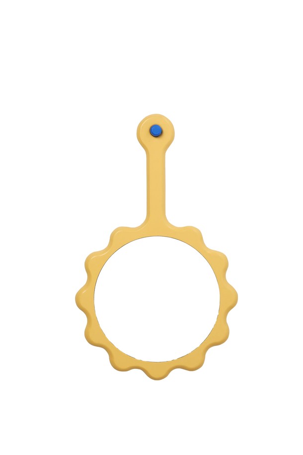 [에어리어웨어] 썬플라워 미러 손거울은 화사한 선플라워 디자인이 돋보이는 손거울입니다. 옐로우와 블루 두 가지 컬러로 출시되었으며, MDF와 유리를 사용하여 제작되었습니다. 벽걸이 훅이 포함되어 있어 벽에 걸어 장식용으로도 활용 가능하며, 긍정적인 에너지를 선사하는 데일리 아이템입니다.
