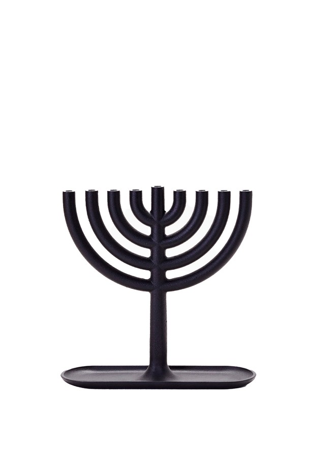 [에어리어웨어] 메노라 촛대는 무쇠 소재의 블랙 컬러로, 클래식하면서도 미니멀한 스타일을 강조합니다. 심플한 일체형 디자인에 받침대를 포함하여 안정감을 더했으며, 2017년 시카고 굿 디자인 어워드를 수상하며 디자인 가치를 인정받았습니다. 메모리얼 아트 갤러리, 국립 미국 유대인 역사 박물관, 필라델피아 미술관 등 유수의 기관에서 전시된 바 있는 이 촛대는 인테리어 소품 또는 종교용품으로 사용 가능하며, 불 방치 및 표면 5cm 이내 양초 사용을 제한합니다.
