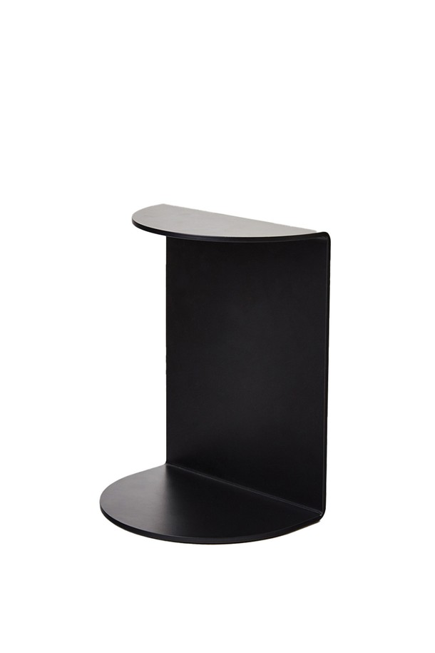 심플하고 모던한 디자인의 [에어리어웨어] 레퍼런스 북엔드는 책상 위를 깔끔하게 정리해 줍니다. 옐로우, 블루, 레드 3가지 매력적인 컬러로 출시되어, 인테리어 소품으로도 손색없습니다. 튼튼한 철 소재와 미끄럼 방지 고무 패드로 제작되어, 책을 안전하게 지지하며 실용성과 심미성을 모두 만족시킵니다.
