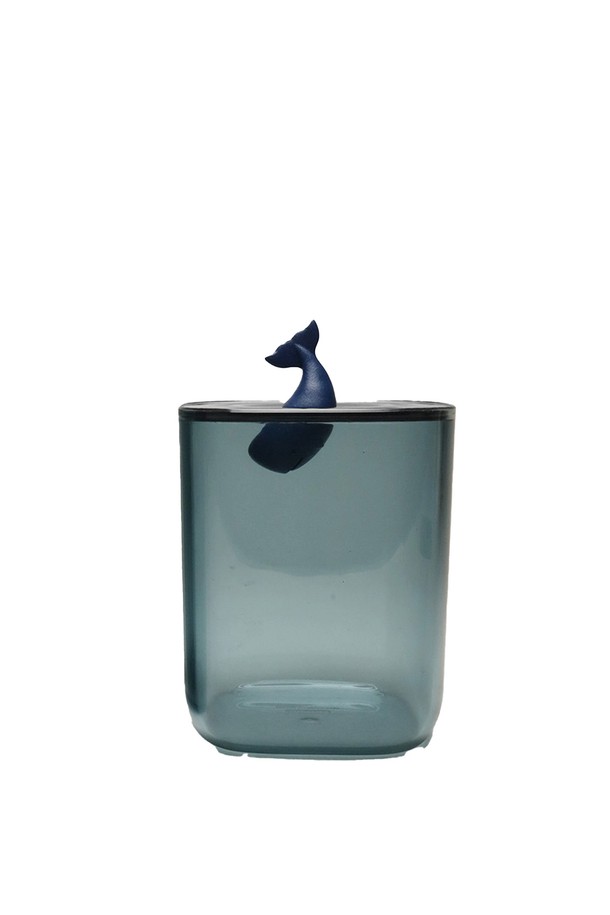 [퀄리디자인] 오션 컨테이너 블루클리어는 ABS 수지, 천연고무, 재생 PET, 재생 PC 등 친환경 소재를 사용하여 제작된 수납/정리 용품입니다. 블루와 투명 컬러의 조화, 해양 생물 및 북극곰 모티프 디자인은 욕실, 책상, 화장대 등 다양한 공간에서 산뜻함을 더합니다. BPA-free, 재활용 가능한 친환경 제품으로, 다용도 수납 기능을 제공하여 실용성을 높였습니다.
