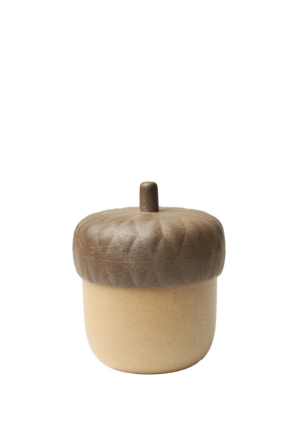 [퀄리디자인] 도토리 면봉케이스는 친환경 ABS와 목재를 사용하여 자연스러운 도토리 모양으로 디자인된 면봉 케이스입니다. 그린과 브라운 두 가지 색상으로 제공되며, BPA free, 천연고무 및 목분 함유로 안전하고 재활용 가능한 소재를 사용했습니다. 콤팩트한 사이즈로 면봉뿐만 아니라 소품 보관, 인테리어 소품으로 활용 가능하며, 자연친화적인 디자인과 무지 패턴으로 어느 공간에나 잘 어울립니다.
