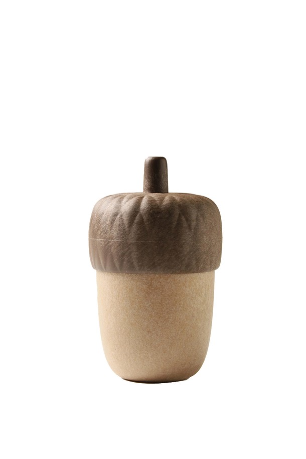 [퀄리디자인] 도토리 이쑤시개 수납함은 자연을 닮은 도토리 모양 디자인으로, 주방에 따뜻한 감성을 더해줍니다. ABS와 목분 소재로 제작되어 튼튼하며, 친환경적이고 위생적인 이쑤시개 보관을 돕습니다. 100% 재활용 가능한 BPA free 제품으로, 인테리어 소품으로도 활용 가능합니다.
