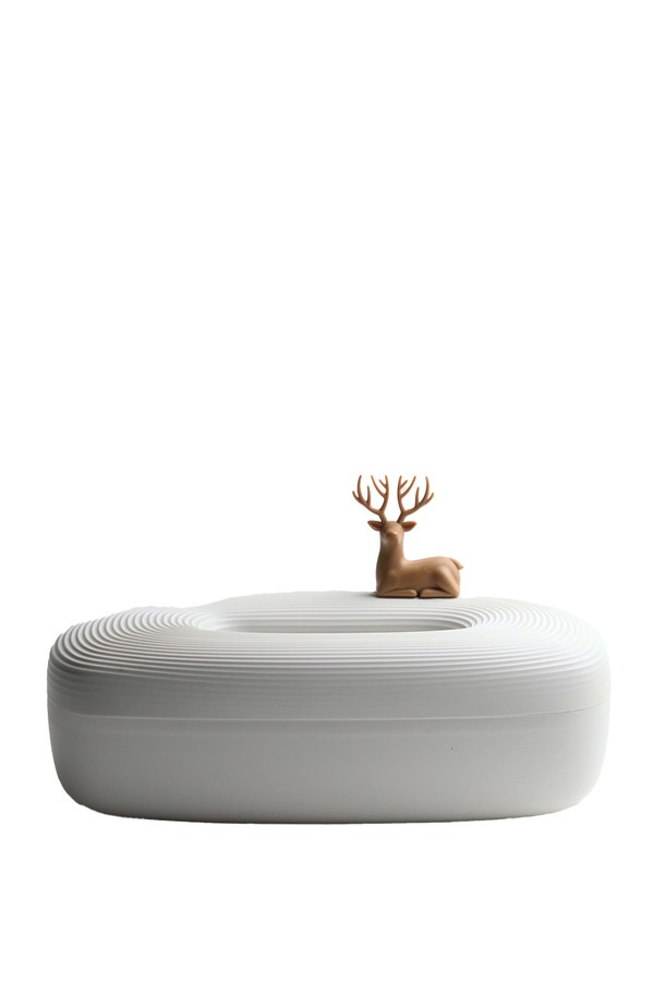 [퀄리디자인] 페블 티슈케이스는 부드러운 페블(조약돌) 형태의 디자인이 돋보이는 티슈 케이스입니다. 재생 PP(폴리프로필렌)와 재생 PET(페트) 소재를 사용하여 환경을 생각했으며, BPA Free로 안심하고 사용할 수 있습니다. 양면 사용이 가능하며, 뚜껑 개폐 방식으로 리필용 티슈를 편리하게 사용할 수 있습니다. 다람쥐, 토끼, 미키마우스 등 다양한 동물 캐릭터를 선택하여 취향에 맞게 꾸며보세요. 미니멀한 스타일로 일상 공간에 산뜻함을 더해줍니다.
