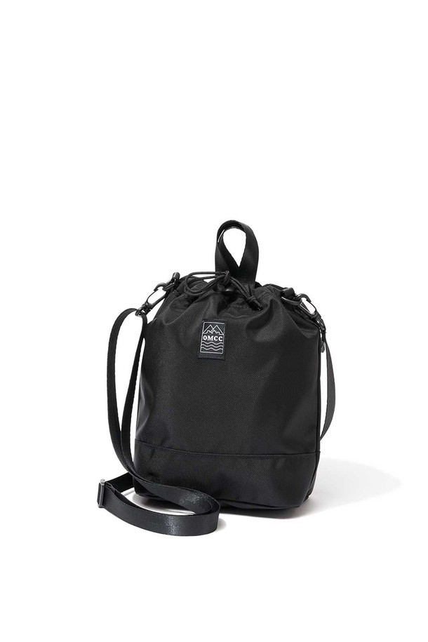 [OMCC] 초크 숄더백 가벼운 미니 보부상 토트백은 여성용으로, 미니멀하고 캐주얼한 스타일을 연출하기 좋습니다. 부드러운 나일론 소재의 무지 디자인으로 제작되었으며, 블랙 색상으로 어떤 옷에도 잘 어울립니다. 가볍고 수납력이 좋은 미니 사이즈의 사각 숄더백으로, 토트백으로도 활용 가능하여 실용적입니다. 조임용 끈으로 간편하게 잠글 수 있으며, 크로스백으로도 사용 가능하여 일상에서 편리하게 사용할 수 있습니다.
