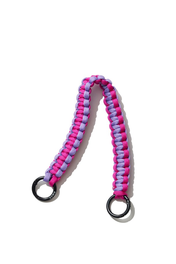 [OMCC] 가방 스트랩 멀티 가방소품고리 끈은 폴리에스테르와 파라코드로 제작된 핸드메이드 여성 가방 스트랩입니다. 믹스 위빙 패턴과 투톤 디자인이 특징이며, 30cm 길이의 탈부착 가능한 원형 링이 달려 있어 스포티하고 캐주얼한 스타일을 연출합니다. 일상 및 아웃도어 활동에서 가방에 포인트를 더할 수 있으며, 바다, 산, 도시 등 다양한 환경에서 활용 가능합니다.
