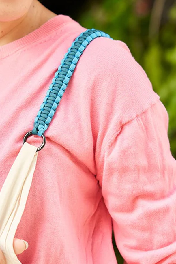 [OMCC] 가방 스트랩 멀티 가방소품고리 끈은 폴리에스테르와 파라코드로 제작된 핸드메이드 여성 가방 스트랩입니다. 믹스 위빙 패턴과 투톤 디자인이 특징이며, 30cm 길이의 탈부착 가능한 원형 링이 달려 있어 스포티하고 캐주얼한 스타일을 연출합니다. 일상 및 아웃도어 활동에서 가방에 포인트를 더할 수 있으며, 바다, 산, 도시 등 다양한 환경에서 활용 가능합니다.
