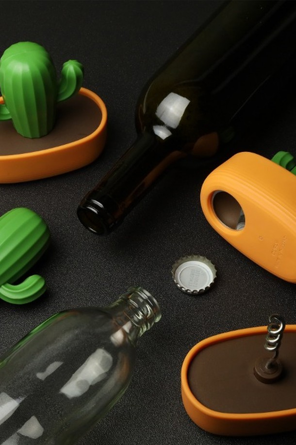 [퀄리디자인] 선인장 병따개 와인 오프너는 그린, 오렌지 컬러의 선인장 모티프 디자인으로 주방과 인테리어에 포인트를 더합니다. PP, 스테인리스 스틸, ABS 소재로 제작되었으며, 병따개와 와인 오프너 기능은 물론 장식용으로도 활용 가능합니다. 재활용 소재 사용, BPA Free, 100% 재활용 가능, 친환경 소재 등 환경친화적 특성을 갖춘 제품입니다.
