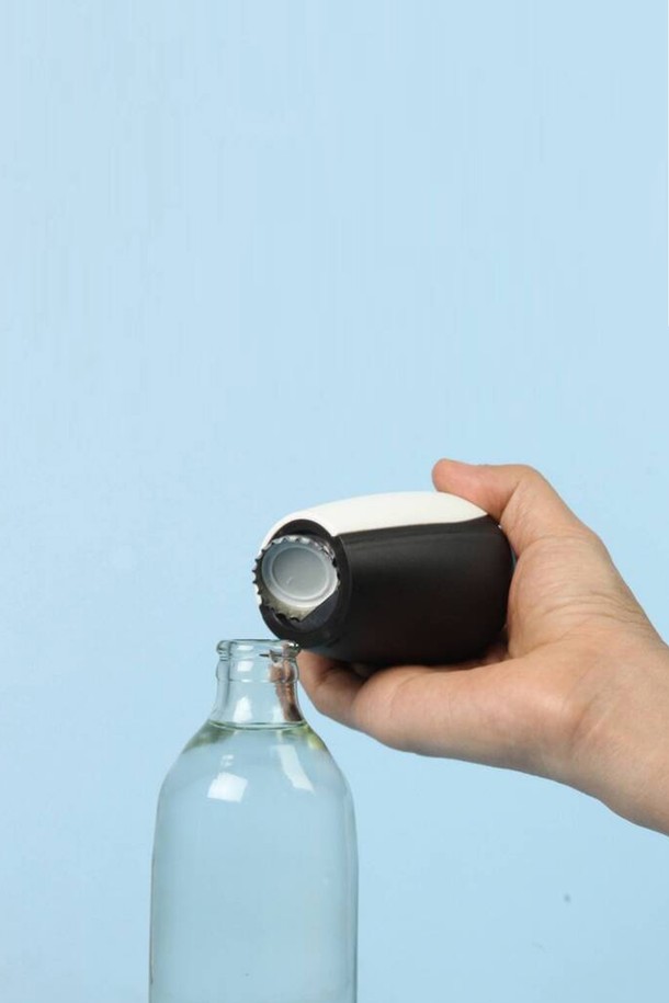 귀여운 펭귄 디자인의 [퀄리디자인] 펭귄 오프너는 재생 PP, 스테인리스 스틸, 천연고무, ABS, 목재복합소재로 제작되었으며, 블랙과 화이트 색상으로 제공됩니다. BPA Free에 100% 재활용 가능한 친환경 소재를 사용하여 식품 안전까지 고려한 제품입니다. 사이즈는 W58 x L58 x H103 mm이며, 병따개 기능이 있습니다.
