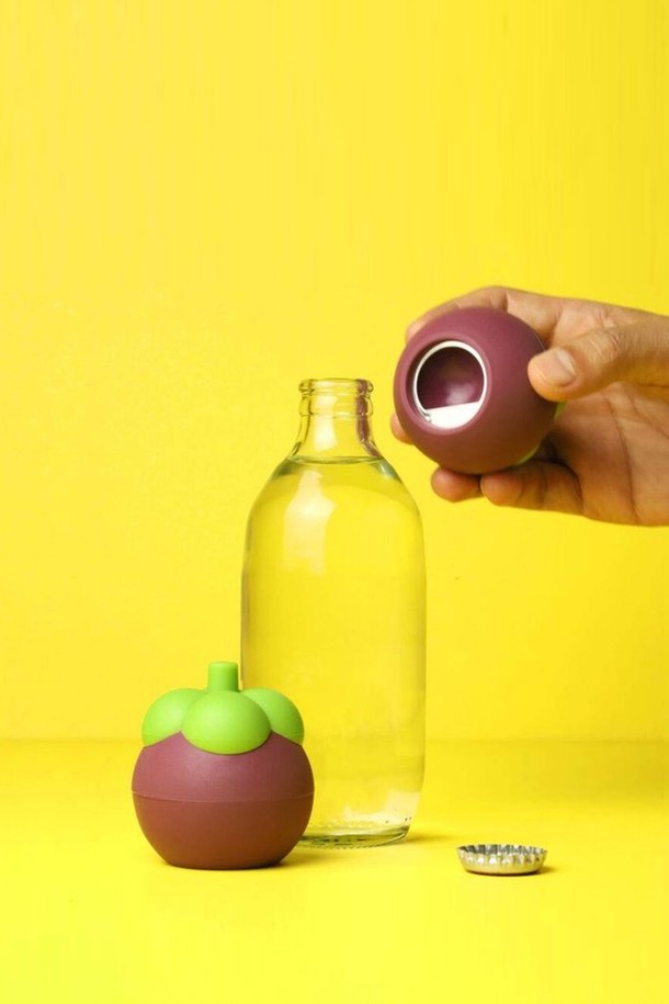 한 손에 쏙 들어오는 크기의 [퀄리디자인] 망고스틴 오프너는 퍼플, 그린 색상으로 제공되며, 망고스틴 과일 모양의 패턴/무늬가 돋보입니다. 재활용 PP 25%와 스테인리스 스틸 소재를 사용하여 제작되었으며, 재활용 PP의 특성상 미세 스크래치가 있을 수 있습니다. 병따개 기능은 물론, 그립감과 미끄럼방지 기능까지 갖춘 이 제품은 식품용기와 동일한 소재를 사용했으며, BPA free, 100% 재활용 가능한 친환경적인 특징을 가지고 있습니다 (사이즈: 61 x 68 mm).
