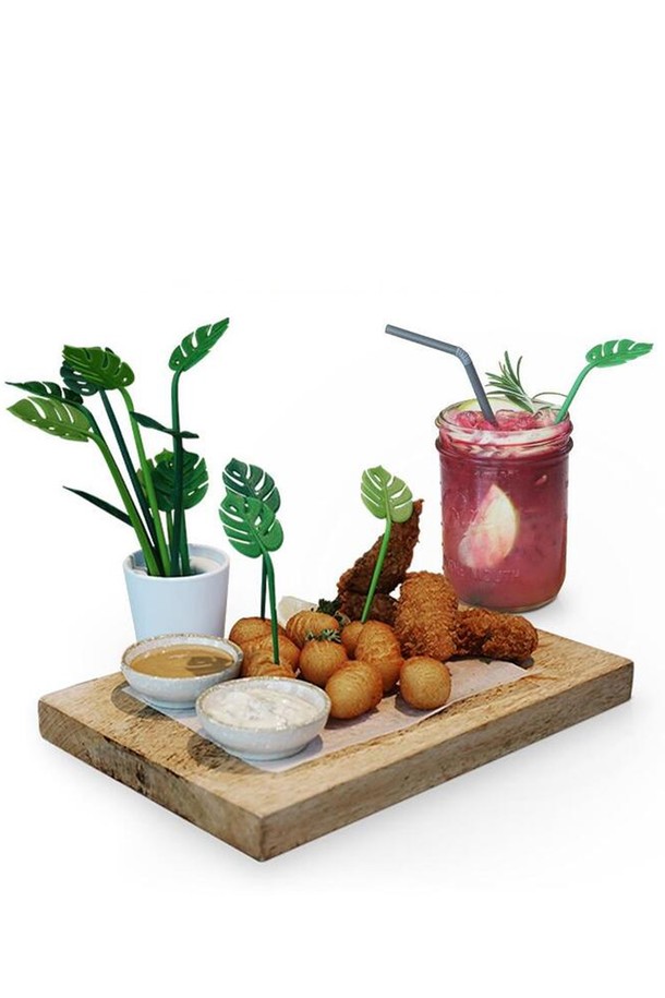 [퀄리디자인] 트로피칼 머들러 스틱 12P는 칵테일이나 파티에 사용하기 좋은 트로피칼 디자인의 머들러 겸 과일 꽂이입니다. 스푼형 스틱과 픽형 스틱으로 구성되었으며, 그린 색상의 몬스테라 디자인이 돋보입니다. ABS와 천연고무 소재를 사용, 재활용 소재를 사용하여 제작되었고 100% 재활용 가능한 친환경 제품이며 BPA Free 제품입니다.
