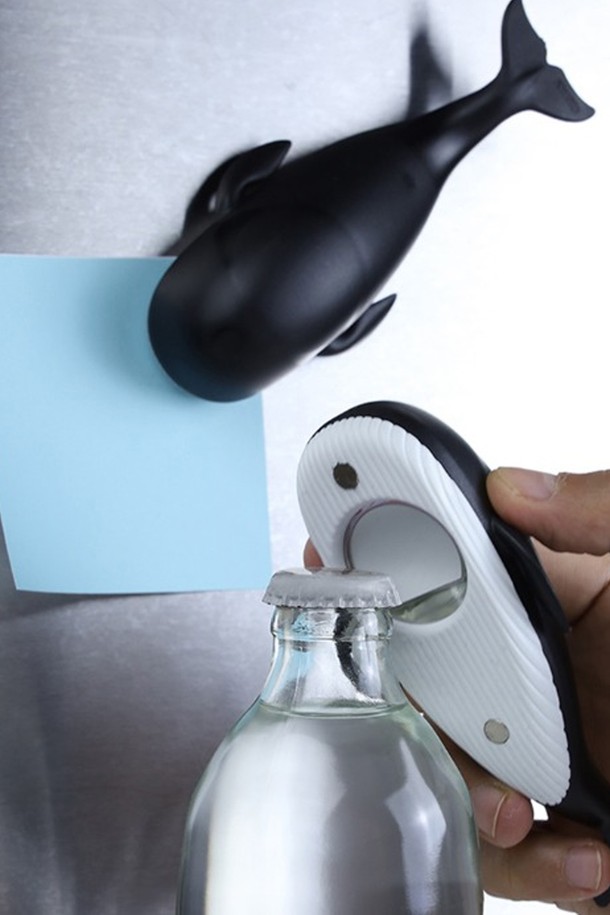 다음은 제공된 정보를 바탕으로 작성된 상품 설명입니다.

[퀄리디자인] 고래 오프너는 재활용 PET 소재와 스테인리스 스틸, 자석으로 만들어진 고래 모양의 병따개입니다. 3개의 재활용 병으로 제작되었으며, 제품부터 포장까지 100% 재활용 가능한 친환경 제품입니다. 냉장고 부착이 가능하며, 크기는 W57 x L131 x H35 mm입니다.
