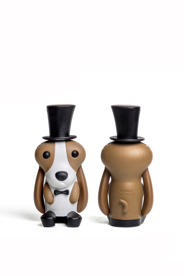 [퀄리디자인] 와인하운드 와인오프너는 강아지 모양 디자인에 탑햇과 보타이를 착용한 귀여운 와인오프너로, 브라운, 블랙, 화이트 색상으로 제공됩니다. ABS와 나일론 소재로 제작되었으며, 포일 커터가 내장되어 편리하고 재활용 소재를 사용하여 친환경적입니다. W63 x L69.6 x H145.5 mm 사이즈이며, 재활용 소재 특성상 표면에 미세한 스크래치가 있을 수 있습니다.
