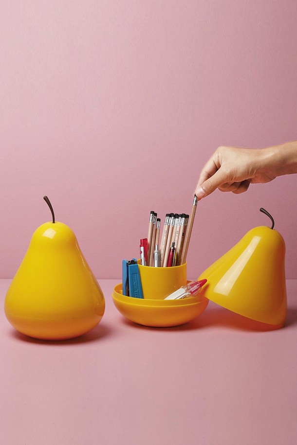 [퀄리디자인] 페어팟 정리함은 옐로우 색상의 배모양 디자인으로, 데스크용품, 문구정리, 인테리어 소품 등 다양한 용도로 활용 가능한 미디엄 사이즈의 정리함입니다. ABS 재생소재, 천연고무, 목분을 주요 소재로 사용하여 친환경적이며, 재활용 소재를 사용하고 BPA Free 인증을 받아 안심하고 사용할 수 있습니다. 또한, 100% 재활용이 가능합니다.
