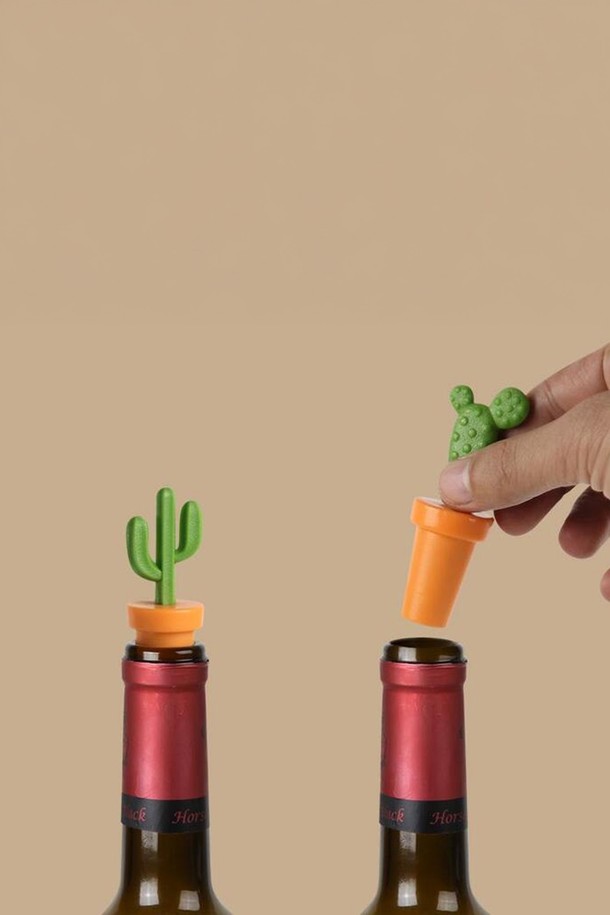 [퀄리디자인] 선인장 와인스토퍼는 그린, 오렌지 색상의 선인장 모양 디자인으로 와인병을 더욱 특별하게 만들어줍니다. 2.7 x 8 cm 사이즈의 ABS, TPE 소재로 제작되었으며, 식품 안전 인증을 받은 친환경 재활용 소재를 사용하여 안심하고 사용할 수 있습니다. 와인 보관에 용이하며 100% 재활용 가능하고 BPA Free 제품입니다.
