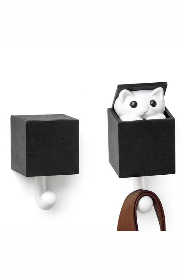 [퀄리디자인] 고양이 후크는 친환경 ABS 목분 복합재 소재로 제작되었으며, 100% 재활용 가능하고 BPA Free 인증을 받은 제품입니다. 5 x 5 x 8.26 cm 사이즈의 이 벽걸이 후크는 상자형 하우징에 고양이 무늬 디자인이 적용되었고, 움직이는 꼬리와 팝업 서프라이즈 기능으로 인터랙티브한 재미를 더했습니다. 벽걸이 수납 기능은 물론 디자인 장식 효과까지 제공하는 실용적인 아이템입니다.
