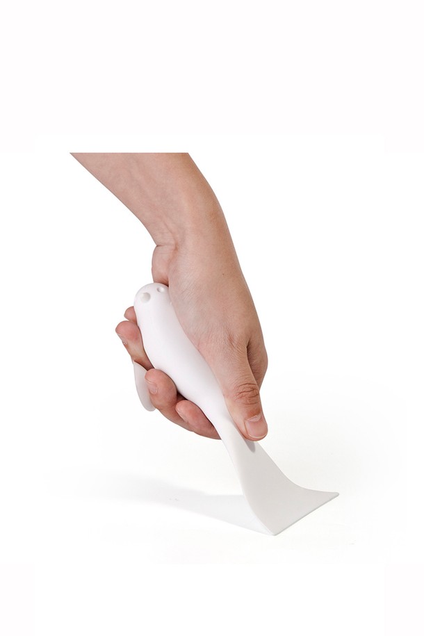 [퀄리디자인] 참새 미니 스퀴지는 친환경 소재인 재생 PP, ABS, 천연고무, 목분으로 제작되었으며, 100% 재활용 가능한 제품입니다. 화이트 색상의 무지 패턴으로, 새 모양 핸들과 유연한 꼬리 디자인이 돋보이며, 거울이나 싱크대 물기 제거에 용이합니다. W10.5 x L16.0 x H4.2 mm 사이즈에 벽걸이 기능이 있어 편리하게 사용할 수 있으며, 재활용 소재 특성상 미세 스크래치가 있을 수 있습니다.
