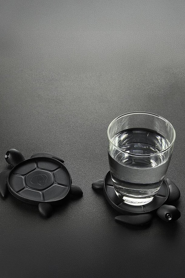 [퀄리디자인] 거북이 코스터는 재활용 PET병, 비닐봉지, 어망 등 다양한 재활용 소재로 만들어진 친환경적인 컵받침입니다. 11 x 13.5 cm 크기의 그레이 색상 코스터는 거북이 무늬가 돋보이며, 재활용 소재 특유의 질감을 느낄 수 있습니다. Net Free Seas, WON 프로젝트 소재를 사용하였으며, BPA-free 제품으로 100% 재활용 가능합니다.
