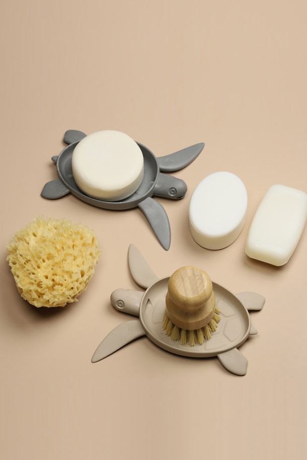 재생 나일론 소재로 제작된 베이지 색상의 퀄리디자인 거북이 비누접시입니다. 재활용 어망을 사용하여 친환경적이며, BPA free, 재활용 가능, 자가 배수 설계의 특징을 가지고 있습니다. 육각형 패턴의 거북이 모양 디자인으로 욕실에 포인트를 더하며, 재활용 소재 특성상 표면이 불균일할 수 있습니다.
