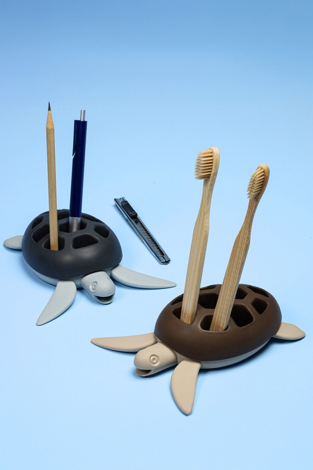 블랙, 그레이 색상의 [퀄리디자인] 거북이 칫솔꽂이는 폐어망을 재활용한 재생 PA 소재로 제작되었으며, 육각형 패턴의 거북이 모양 디자인이 돋보입니다. 자동 배수 기능과 BPA-free는 물론, 100% 재활용 가능한 친환경 제품으로 해양 생태계 보호에 기여합니다. 미디엄 사이즈의 이 칫솔꽂이는 칫솔뿐 아니라 빨대꽂이로도 활용 가능하며, Net Free Seas 프로젝트의 일환으로 제작되었고 재활용 소재 특성상 미세한 흠집이나 자국이 있을 수 있습니다.
