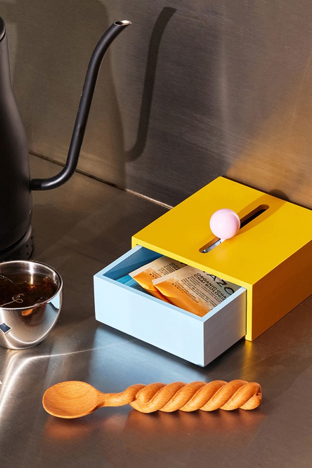 [에어리어웨어] 캐쉬박스는 미니멀하고 모던한 디자인의 수납 및 장식용 MDF 소재 박스입니다. 레드, 블루, 옐로우 세 가지 색상으로 구성되어 있으며, 손잡이와 푸시/오픈 홀이 있어 편리하게 사용할 수 있습니다. 상단 개폐형 방식으로 소품 수납에 용이하며, 아티스틱한 디자인이 돋보여 데코레이션 용도로도 활용 가능합니다.
