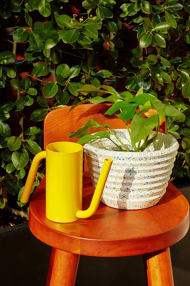 세련된 디자인과 실용성을 겸비한 [에어리어웨어] 탱고 워터링 캔입니다. 그린과 옐로우 두 가지 컬러로 출시되었으며, 0.6L 용량으로 실내 화분에 물을 주기에 적합합니다. 스틸 소재의 견고함과 파우더 코팅 마감으로 내구성을 높였으며, 미니멀하고 모던한 스타일의 인테리어 소품으로도 활용할 수 있습니다.
