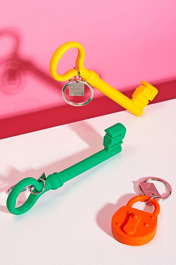 [에어리어웨어] 리얼리티 키체인은 18세기 이탈리아 교회 열쇠에서 영감을 받아 탄생한 유니크한 디자인의 키링입니다. 실리콘과 스테인리스 스틸 소재로 제작되어 내구성이 뛰어나며, 블랙, 오렌지, 터쿼이즈 등 다채로운 색상으로 만나볼 수 있습니다. 열쇠고리 및 가방 장식용으로 활용 가능하며, 일상 속 오브제를 예술적으로 해석한 아티스틱한 매력을 선사합니다.
