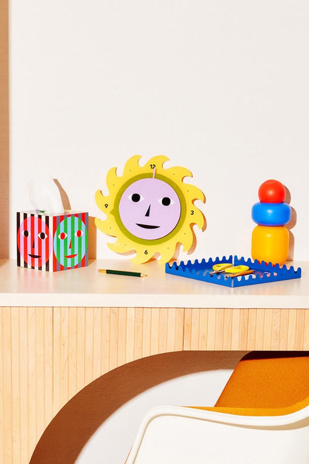 심플한 디자인이 돋보이는 [에어리어웨어] 에브리바디 클락은 베이지, 옐로우, 블루 3가지 색상으로 만나볼 수 있는 벽시계입니다. 아크릴 소재로 제작되었으며, 30 x 3.8cm 사이즈로 미니멀한 공간에 잘 어울립니다. 심플하고 기능적인 디자인으로 일상 속에서 시간을 확인하는 즐거움을 더해줍니다. (건전지는 미포함입니다.)
