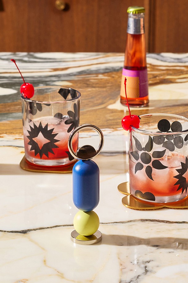 [에어리어웨어] 아바코 보틀 오프너는 주판을 모티브로 한 독특한 디자인의 병따개입니다. 목재와 아연 합금의 조화로운 소재 사용, 블루, 그린, 레드 세 가지 색상 옵션으로 모던하면서도 클래식한 분위기를 연출합니다. 회전 가능한 하단부와 장식용 구슬, 이동 가능한 비즈 디테일은 실용성과 더불어 시각적인 즐거움을 선사합니다.
