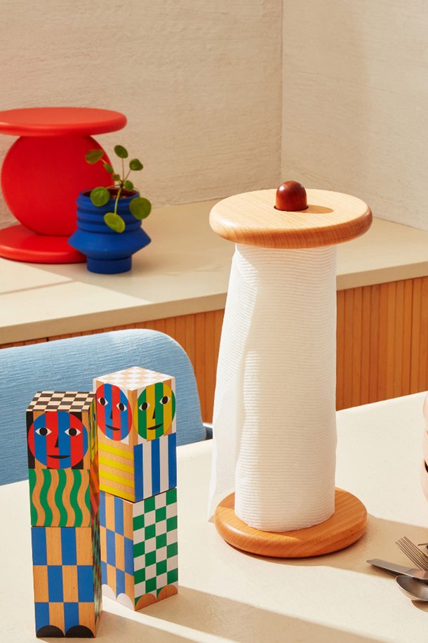 [에어리어웨어] 스풀 키친타올 홀더는 주방과 테이블 어디에나 잘 어울리는 심플하고 모던한 디자인의 주방용품입니다. 비치우드와 사펠레우드 소재를 사용하여 안정적인 사용감을 제공하며, 'Red Wood'와 'Green' 두 가지 색상으로 출시되어 주방 분위기에 포인트를 더합니다. 조립이 용이하고 실용적인 디자인에 미끄럼 방지 바닥과 러버 범퍼 디테일까지 더해져 데코레이션 효과는 물론, 편리함까지 갖춘 제품입니다.
