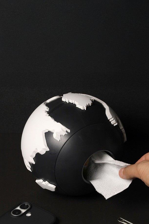 퀄리디자인 지구 티슈케이스는 재생 플라스틱, 천연고무, 목분을 활용한 친환경적인 티슈 케이스입니다. 지구본 디자인과 불균일한 표면 패턴으로 독특한 시각적 특징을 가지며, 블루와 블랙 두 가지 색상으로 제공됩니다. 자석 잠금 방식과 리필 가능한 기능으로 편리함을 더했으며, 폐어망, 재활용 비닐봉지, 재활용 PET병 등을 활용하여 100% 재활용 가능한 친환경성을 갖췄습니다.
