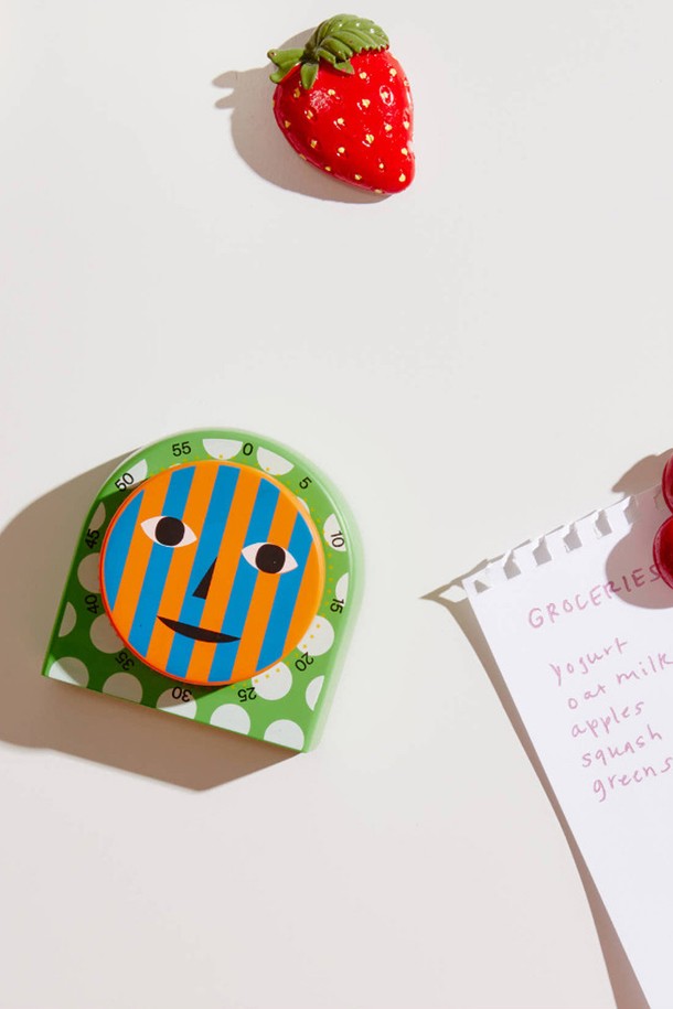 [에어리어웨어] 에브리바디 키친타이머는 주방에서 유용하게 사용할 수 있는 귀여운 캐릭터 디자인의 아날로그 타이머입니다. 최대 55분까지 설정 가능하며, 뒷면에 자석이 부착되어 있어 냉장고 등 금속 표면에 편리하게 부착할 수 있습니다. 그린, 오렌지, 블루 컬러의 스트라이프 패턴 메탈 소재로 제작되어 주방에 산뜻함을 더합니다.
