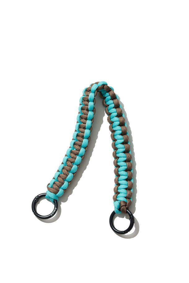 [OMCC] 가방 스트랩 멀티 가방소품고리 끈은 폴리에스테르와 파라코드로 제작된 핸드메이드 여성 가방 스트랩입니다. 믹스 위빙 패턴과 투톤 디자인이 특징이며, 30cm 길이의 탈부착 가능한 원형 링이 달려 있어 스포티하고 캐주얼한 스타일을 연출합니다. 일상 및 아웃도어 활동에서 가방에 포인트를 더할 수 있으며, 바다, 산, 도시 등 다양한 환경에서 활용 가능합니다.
