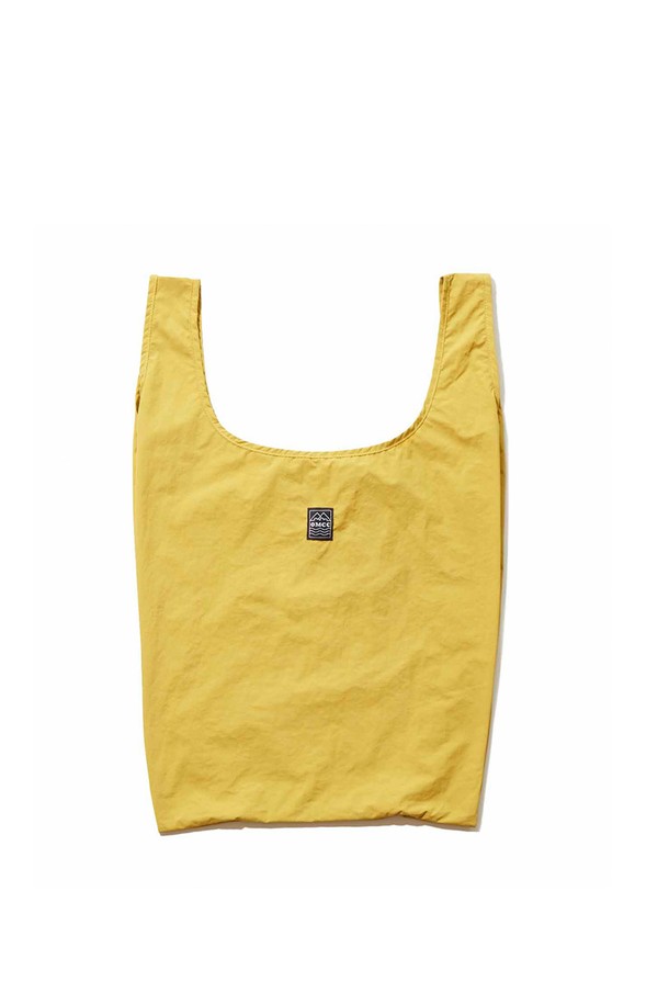 [OMCC] 에코백 미니 사이즈 장바구니 일상 쇼퍼백 M은 여성용 가방으로, 가볍고 실용적인 나일론 소재로 제작되어 넉넉한 수납력을 자랑합니다. 미니 사이즈에 사각 모양으로 디자인되었으며, 햇핑크, 그린 머스터드 핑크, 퍼플 세 가지 색상 중 선택할 수 있습니다. 양면 발수 가공과 접이식 기능, 지퍼백 수납이 가능하여 일상 및 쇼핑 시 편리하게 사용할 수 있는 베이직하고 캐주얼한 스타일의 에코백입니다.
