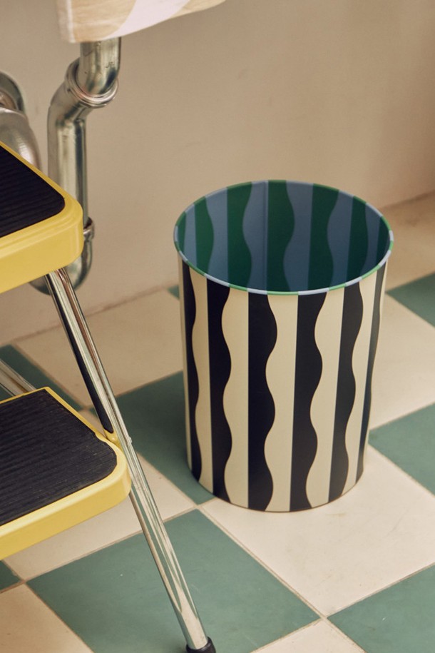 두산 디자이너의 시그니처 플라워 패턴이 돋보이는 [에어리어웨어] 패턴 빈 휴지통입니다. 틴플레이트 소재에 양면 패턴 디자인을 적용하여 실내 어디에나 감각적인 포인트를 더합니다. 미디엄 사이즈로 넉넉한 수납 공간을 제공하며, 장식용뿐만 아니라 실용성까지 갖춘 다용도 휴지통입니다.
