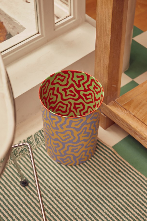 [에어리어웨어] 패턴 빈 휴지통은 양철 소재로 제작되었으며, 미디엄 사이즈에 내부와 외부에 양귀비 꽃무늬가 프린트되어 있습니다. 디자이너 두산 두멘의 감각적인 프린트가 돋보이는 이 휴지통은 수납 기능을 갖춘 심미적 디자인으로, 건조하고 서늘한 곳에서 보관해야 합니다. 기능성과 디자인을 모두 만족시키는 실용적인 아이템입니다.
