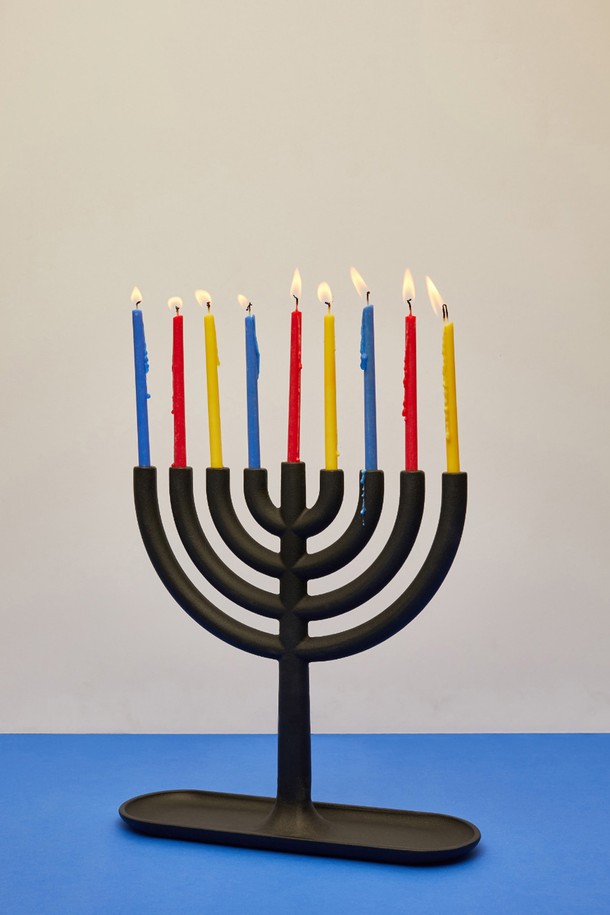 [에어리어웨어] 메노라 촛대는 무쇠 소재의 블랙 컬러로, 클래식하면서도 미니멀한 스타일을 강조합니다. 심플한 일체형 디자인에 받침대를 포함하여 안정감을 더했으며, 2017년 시카고 굿 디자인 어워드를 수상하며 디자인 가치를 인정받았습니다. 메모리얼 아트 갤러리, 국립 미국 유대인 역사 박물관, 필라델피아 미술관 등 유수의 기관에서 전시된 바 있는 이 촛대는 인테리어 소품 또는 종교용품으로 사용 가능하며, 불 방치 및 표면 5cm 이내 양초 사용을 제한합니다.
