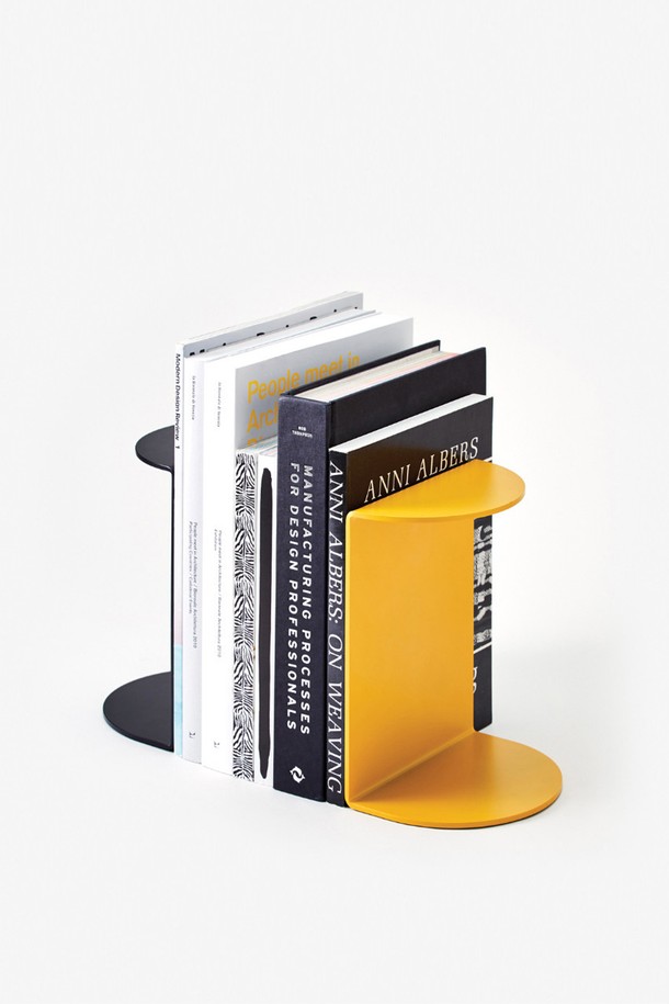 [에어리어웨어] 레퍼런스 북엔드는 심플한 디자인과 다채로운 컬러(레드, 옐로우, 블루)가 돋보이는 북엔드입니다. 튼튼한 철제 소재에 파우더 코팅 마감으로 내구성을 높였으며, 하단 고무 패드로 책상 위에서 미끄러짐을 방지합니다. 모던하고 기능적인 디자인으로, 책을 깔끔하게 정리하고 싶은 분들께 추천합니다.
