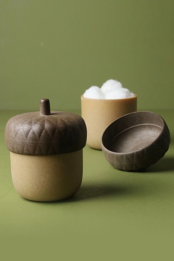 [퀄리디자인] 도토리 면봉케이스는 친환경 ABS와 목재를 사용하여 자연스러운 도토리 모양으로 디자인된 면봉 케이스입니다. 그린과 브라운 두 가지 색상으로 제공되며, BPA free, 천연고무 및 목분 함유로 안전하고 재활용 가능한 소재를 사용했습니다. 콤팩트한 사이즈로 면봉뿐만 아니라 소품 보관, 인테리어 소품으로 활용 가능하며, 자연친화적인 디자인과 무지 패턴으로 어느 공간에나 잘 어울립니다.
