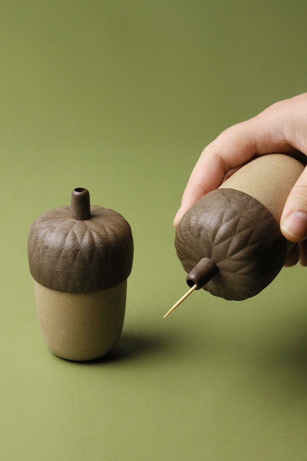 [퀄리디자인] 도토리 이쑤시개 수납함은 자연을 닮은 도토리 모양 디자인으로, 주방에 따뜻한 감성을 더해줍니다. ABS와 목분 소재로 제작되어 튼튼하며, 친환경적이고 위생적인 이쑤시개 보관을 돕습니다. 100% 재활용 가능한 BPA free 제품으로, 인테리어 소품으로도 활용 가능합니다.
