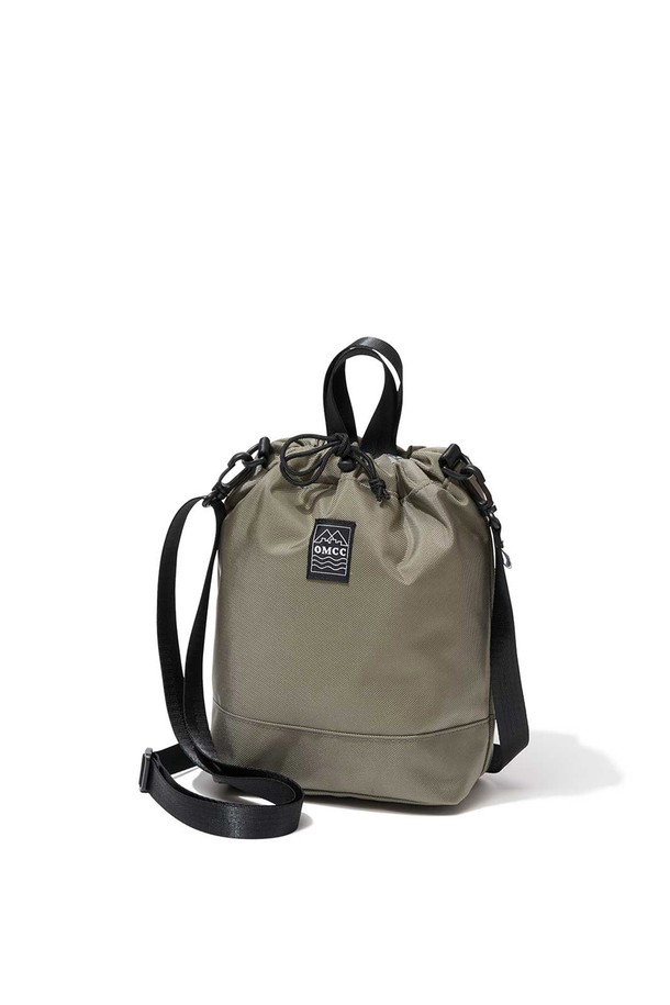 [OMCC] 초크 숄더백 가벼운 미니 보부상 토트백은 여성용으로, 미니멀하고 캐주얼한 스타일을 연출하기 좋습니다. 부드러운 나일론 소재의 무지 디자인으로 제작되었으며, 블랙 색상으로 어떤 옷에도 잘 어울립니다. 가볍고 수납력이 좋은 미니 사이즈의 사각 숄더백으로, 토트백으로도 활용 가능하여 실용적입니다. 조임용 끈으로 간편하게 잠글 수 있으며, 크로스백으로도 사용 가능하여 일상에서 편리하게 사용할 수 있습니다.
