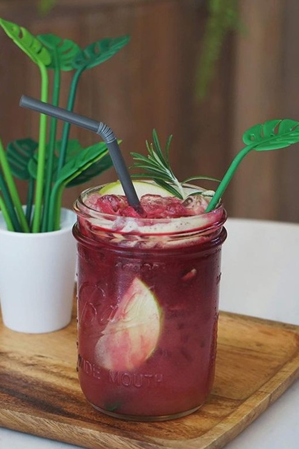 [퀄리디자인] 트로피칼 머들러 스틱 12P는 칵테일이나 파티에 사용하기 좋은 트로피칼 디자인의 머들러 겸 과일 꽂이입니다. 스푼형 스틱과 픽형 스틱으로 구성되었으며, 그린 색상의 몬스테라 디자인이 돋보입니다. ABS와 천연고무 소재를 사용, 재활용 소재를 사용하여 제작되었고 100% 재활용 가능한 친환경 제품이며 BPA Free 제품입니다.
