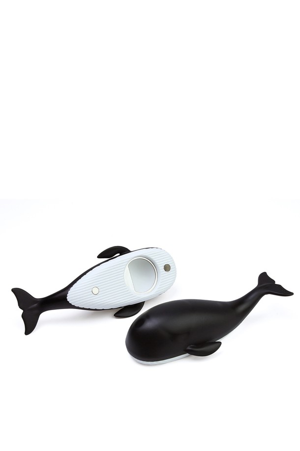 다음은 제공된 정보를 바탕으로 작성된 상품 설명입니다.

[퀄리디자인] 고래 오프너는 재활용 PET 소재와 스테인리스 스틸, 자석으로 만들어진 고래 모양의 병따개입니다. 3개의 재활용 병으로 제작되었으며, 제품부터 포장까지 100% 재활용 가능한 친환경 제품입니다. 냉장고 부착이 가능하며, 크기는 W57 x L131 x H35 mm입니다.
