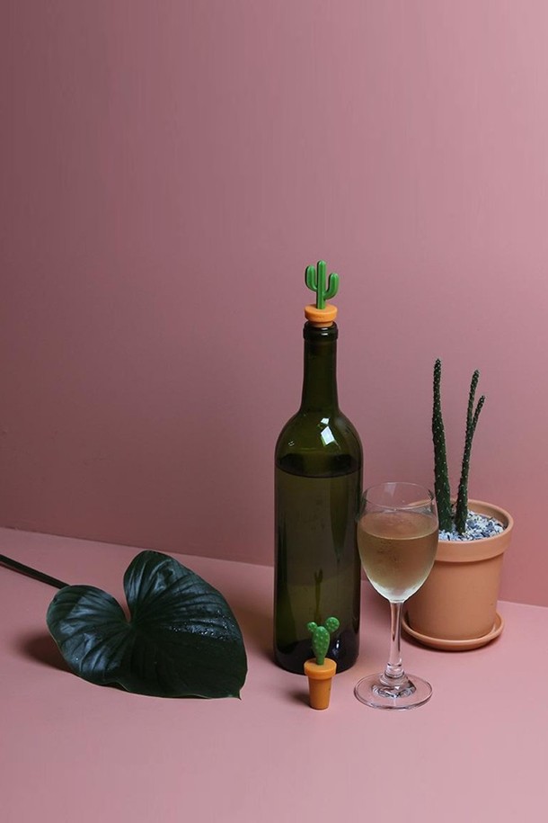 [퀄리디자인] 선인장 와인스토퍼는 그린, 오렌지 색상의 선인장 모양 디자인으로 와인병을 더욱 특별하게 만들어줍니다. 2.7 x 8 cm 사이즈의 ABS, TPE 소재로 제작되었으며, 식품 안전 인증을 받은 친환경 재활용 소재를 사용하여 안심하고 사용할 수 있습니다. 와인 보관에 용이하며 100% 재활용 가능하고 BPA Free 제품입니다.
