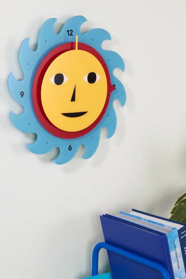 심플한 디자인이 돋보이는 [에어리어웨어] 에브리바디 클락은 베이지, 옐로우, 블루 3가지 색상으로 만나볼 수 있는 벽시계입니다. 아크릴 소재로 제작되었으며, 30 x 3.8cm 사이즈로 미니멀한 공간에 잘 어울립니다. 심플하고 기능적인 디자인으로 일상 속에서 시간을 확인하는 즐거움을 더해줍니다. (건전지는 미포함입니다.)
