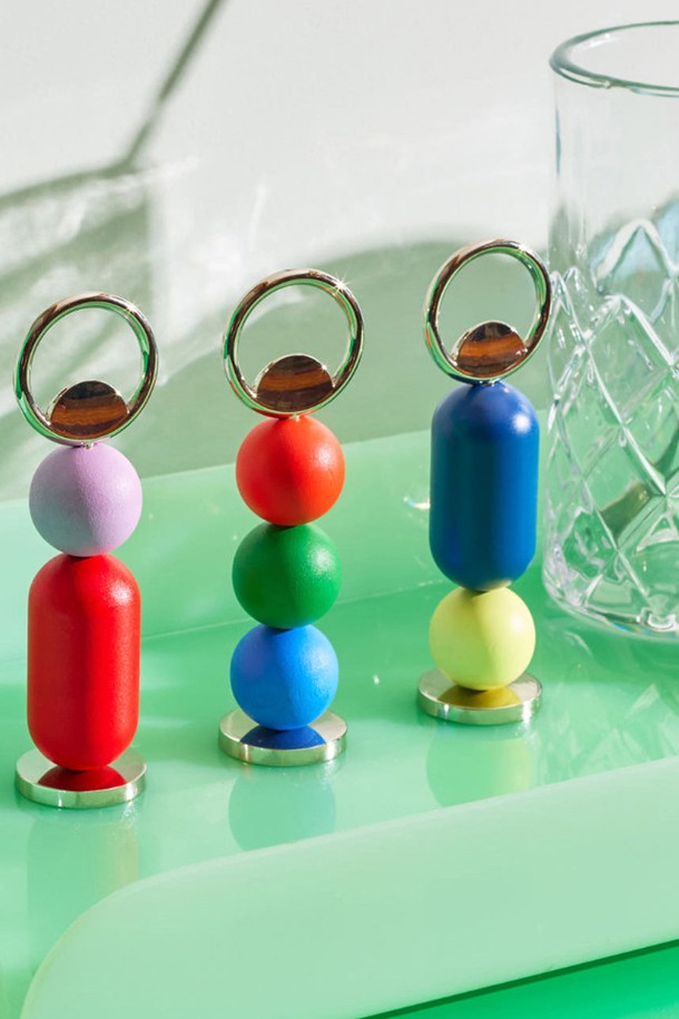 [에어리어웨어] 아바코 보틀 오프너는 전통 주판에서 영감을 받은 아바쿠스 디자인이 돋보이는 주방용품입니다. 나무와 아연 합금의 조화로 제작되었으며, 블루, 그린, 레드 3가지 색상으로 만나볼 수 있습니다. 하단부가 회전하여 사용이 편리하며, 병따개 기능뿐만 아니라 인테리어 장식용으로도 활용 가능합니다.
